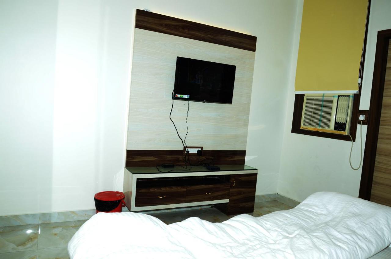Hotel Paradise Inn Auraiya Kültér fotó